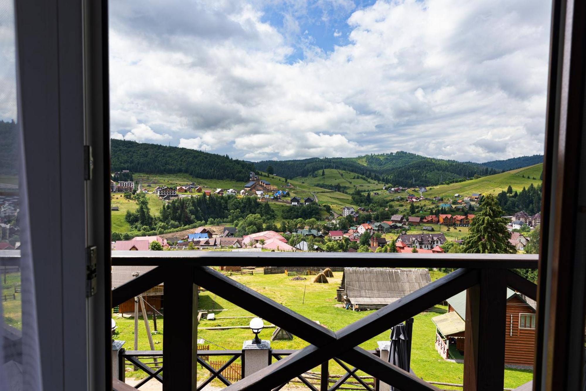 Svoi Hotel Palyanytsya Exterior foto